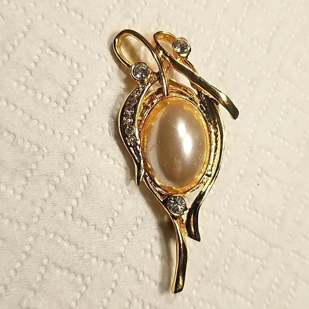 Beautiful Brooch with Gem Stones and Rhinestones